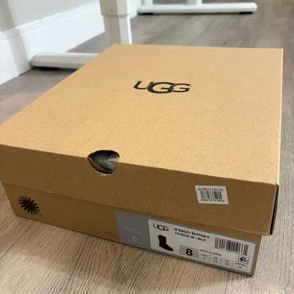 Authentic UGG Bailey Button ll Black Suede Fur Boots - Picture 7 of 7